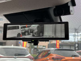 【インテリジェントルームミラー】車両後方のカメラ映像がミラー(液晶画面)に写るので、後席の人や荷物が写りこみません。夜間や悪天候でも視界が良好です♪