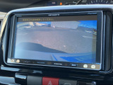 狭い場所でも安心。後方の状況を画面で確認できるので、駐車や車両の取り回しが格段に楽になります。