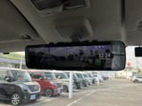 後方確認をサポートするモニターが、安全な運転に貢献。狭い道や駐車場での取り回しもスムーズになります。運転初心者の方にもおすすめです。