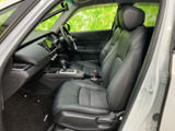 運転しやすい運転席周りの設計は、長時間の運転でも疲れを軽減。快適なドライビングサポートシステムが、安全運転を支援します。