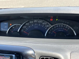 見やすいメーターデザインで、運転に必要な情報を的確に把握できます。運転に集中できる、シンプルかつ機能的な空間です。