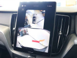 バックモニターには360&deg;ビュー表示と同時表示されるようになりました 現在ステアリングを切っている方向を示すステアリングガイドも表示されます