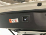 パワーバックドアは荷物の出し入れがしやすい優れものです!スイッチひとつで重いバックドアが締まります!日用品の大量買い出しにも大活躍します!