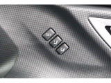運転席のシートポジションを2か所記憶させることがシートメモリー機能が付いております。ボタンを押すと設定したシートポジションに自動で動きます♪