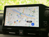 高精細な画面で、運転をサポート。スムーズな操作性で、目的地設定も簡単に行えます。情報満載のナビゲーションで、快適なドライブを楽しみましょう。