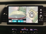 バックギアに入れますとご覧のような画像に自動的に切り替わります。車庫入れ時に役立ちます。