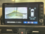 リバースギアに入れるだけで後方の表示へ切り替わります。夜間や雨の日の駐車も楽になりますよ。