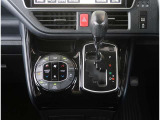 【オートエアコン】1年中快適な室内を提供!車内温度を設定すると、風量を自動で調整してくれます。