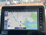 見やすい地図表示で、スムーズなナビゲーションを実現。ルート検索も簡単に行え、目的地までの道順を的確に案内してくれます。運転に集中できる環境を。