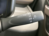 操作しやすいウインカーレバーで、安全な車線変更をサポート。直感的に操作できるので、運転に集中できます。確実な操作感です。