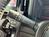 雨天時でもクリアな視界を保つワイパーレバー。操作も簡単で、安全運転をサポートします。快適なドライブを楽しみましょう。