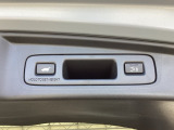 ハンズフリー機能付きパワーテールゲートで、重い荷物を持っていても足をかざすだけで開閉可能。予約クローズ機能により、離れると自動で閉まるため、積み込み後もスムーズに移動できます。