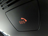 SOSコール/エアバックが展開するような深刻な事故において、自動でSOSコールを発信します。車内で急病人が出るような緊急時は、手動で発信可能です。