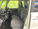 運転しやすい視界と、操作しやすい配置が魅力です。快適なドライビングをサポートするシートも特長です。広々とした室内空間を確保しています。