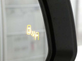 隣車線を走る車両をレーダーで検知し、ドアミラーでは確認しにくい後側方エリアに存在する車両に加え、急接近してくる車両も検知します。車両を検知するとドアミラーに搭載されたLEDインジケーターが点灯します。