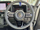 握りやすいステアリングが、快適な運転操作をサポート。操作性の高いスイッチ類を配置し、運転に集中できます。