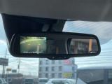 【バックカメラ】後退時に車両後方の映像をモニターに映す機能。目視できない死角を確認でき、衝突事故を防ぎます。駐車が苦手な方だけでなく全てのドライバーに必須の安全装備です。