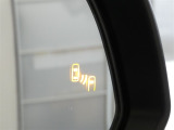 ブラインドスポットモニター装備。隣車線を走る車両を検知。ドアミラーでは確認しにくい後方、側方エリアに存在する車両や急接近してくる車両も検知しドアミラーに搭載されたLEDインジケーターが点灯します。