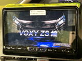 【大画面ナビ】人気の大型9インチナビを装備。存在感のある大画面はインパクト大!ナビ利用時のマップ表示は見やすく、テレビやDVDは臨場感がアップ!いつものドライブがグッと楽しくなります♪