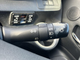 操作しやすいウインカーレバーで、スムーズな車線変更をサポートします。直感的に操作でき、安全な運転に貢献します。