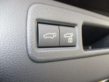 バックドアを開けずに荷物の出し入れが可能。スペースのない狭い駐車場などでも、車を移動させることなく、物を取り出す事ができます。