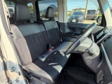 【運転席】座り心地が良いシートなので長時間の運転でも快適にお過ごしいただけます。新品のフロアマットのご注文も可能です。掲載箇所以外にご希望の写真がございましたらお気軽にお問い合わせ下さい。