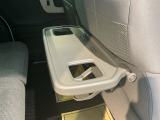 【シートバックテーブル】出発前の準備や、停車中のちょっとした作業に便利なスペース。使わない時は折りたたんでおけるので、後部座席の広さを邪魔しません。必要な時だけサッと広げて使えるので便利です。