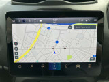 タッチスクリーンをタップするかスワイプするだけですべての機能を呼び出せます。Apple CarPlayおよびAndroid Autoに対応しスマートフォンとのシームレスな 連携も実現。さらに、USBポートを標準装備しています。