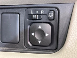 【電動格納ミラー】サイドミラーは電動格納式となっており、狭い駐車場でもキズがつくリスクを抑えられます。