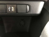 充電用USB端子付き。スマートフォンなどの充電に便利です。