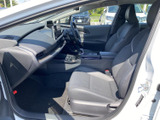 運転席からの視界は広く、運転操作もスムーズに行えます。機能的な配置で、安全運転をサポートします。快適なドライビングを楽しみましょう。