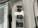 狭い駐車場で便利な電動格納ドアミラーが付いています。