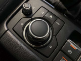 「MAZDAコネクト」コマンダー部 手元を見ることなく操作出来るように左手を自然に降ろした位置に設置。シンプルで使いやすく、機能を覚えやすいボタン配置になっています。