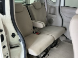 ホンダ車の低床ボディは、チャイルドシートへのお子さまの乗降や荷物の積載もスムーズ。後席にも左右分離式のアームレストがついております。ゆっくりおくつろぎいただけます。