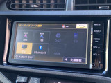 多彩なソースに対応し、快適なドライブをサポート。ラジオやCD、Bluetooth接続で、お好みの音楽を楽しめます。使いやすいインターフェースも魅力です。