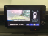 バックギアに入れますとご覧のような画像に自動的に切り替わります。車庫入れ時に役立ちます。