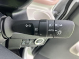 操作感の良いウインカーレバーで、安全な車線変更をサポート。直感的に操作できるので、運転に集中できます。使いやすさを追求しました。
