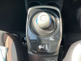 e-POWERは、アクセルを踏むと加速し、緩めると減速しながら発電するため、ペダルの踏みかえ回数が大幅に減り、運転の疲労を軽減します。