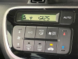 【オートエアコン】一度お好みの温度に設定すれば、車内の温度を検知し風量や温度を自動で調整。暑い&hellip;寒い&hellip;と何度もスイッチ操作をする必要はありません。快適な車内空間には必須の機能ですね♪
