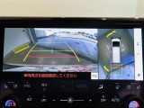 パノラミックビューモニター付きです。車両を上から見たような映像をディスプレイオーディオ画面に表示。運転席からの目視だけでは見にくい、車両周辺の状況をリアルタイムでしっかり確認できます。