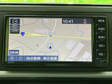 目的地までスムーズに案内。高精細な地図で、ドライブの不安を解消します。わかりやすいインターフェースで操作も簡単です。