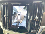 【360&deg;ビューカメラ】4台の高解像度カメラで360度の鳥瞰図を表示。隣の車や壁、死角にある障害物などを画面で確認できるため、狭いスペースでの駐車・出入りも安心です。