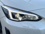 【LEDヘッドライト】悪天候や夜間走行時も良好な視界を確保し安心して運転できる高輝度LEDヘッドライトを装備!点灯速度が早く、消費電力も抑えられています。