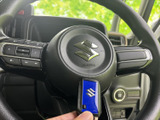 握りやすい形状で、長距離運転でも疲れにくいステアリングです。オーディオや通話機能も操作可能。快適なドライブをサポートいたします。