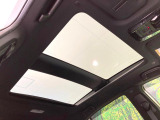 【調光パノラマルーフ】車内の解放感が一気に上がる大型パノラマルーフに調光機能がプラス!日差しが強い時、シェードを閉めなくてもガラスの透明度を調整することで心地よい明るさに♪