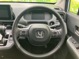 握りやすいステアリングは、運転操作をスムーズにします。オーディオやハンズフリー通話のスイッチも操作しやすく、安全運転をサポート。