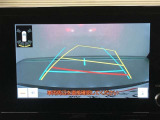 【バックガイドモニター】後方の映像をナビ画面に表示するだけでなく、ステアリング操作に連動して動くガイド線も同時に表示!予想進路の確認をしながら後退できるので便利です!