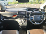開放感のある室内空間。ドライバー視点からの眺めは良好で、運転に集中できます。操作性にも優れた機能的な設計です。