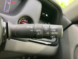 操作しやすい位置に配置されたウインカーレバーは、スムーズな車線変更をサポート。直感的な操作で、安全運転に貢献します。