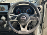 握りやすいステアリングは、運転操作をスムーズに行えます。オーディオやハンズフリー通話のスイッチも操作しやすい位置に配置されています。